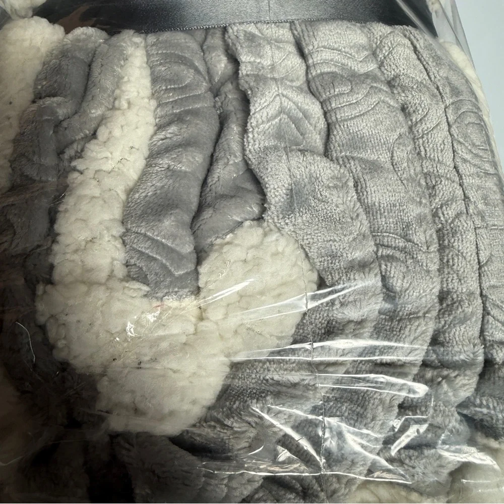 🆕 ✨ Madison Park Oversized Plush Throw Blanket – Grey 60” X 70” 🩶🤍🩶 NWT - Picture 5 of 16